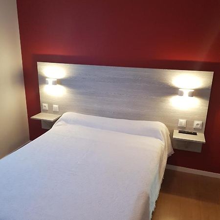 Hotel Restaurant Le Bourgneuf Morlaas エクステリア 写真