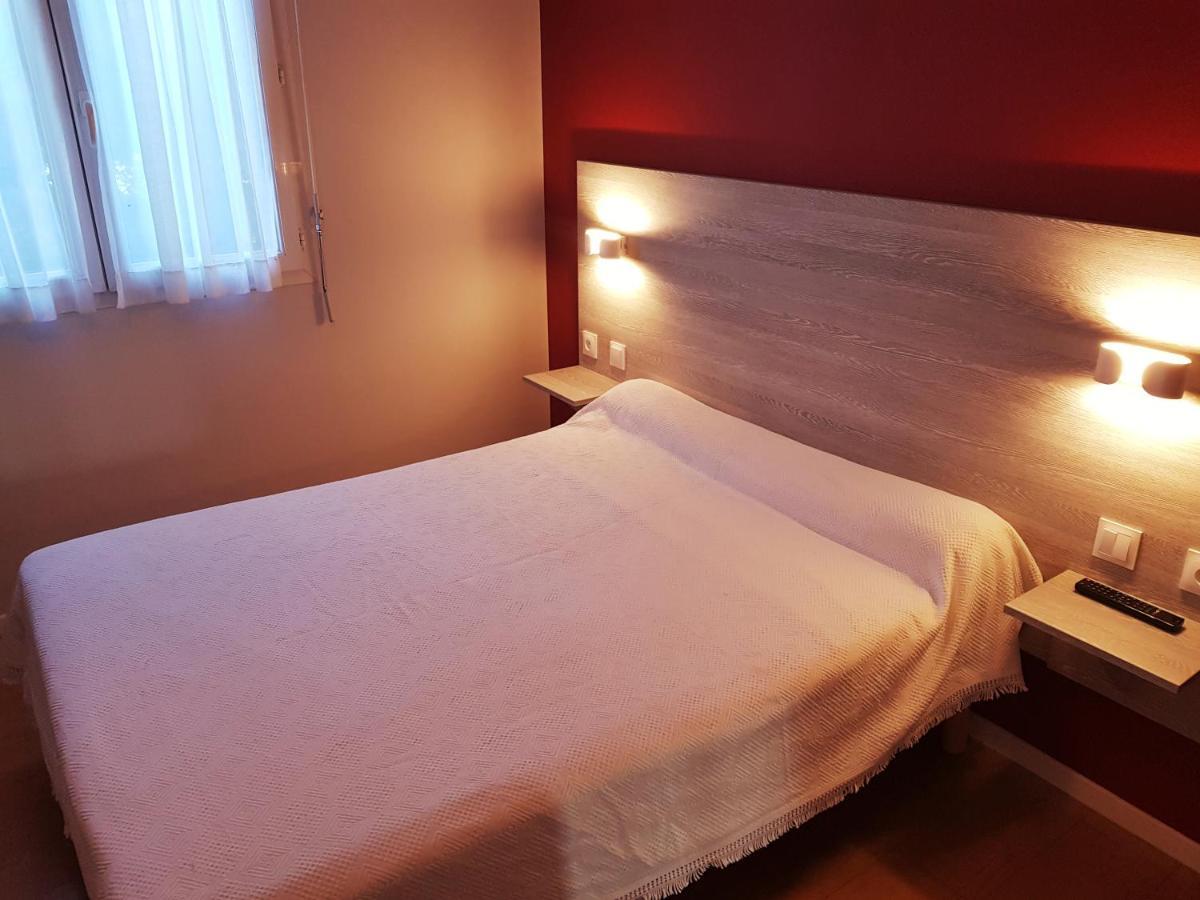 Hotel Restaurant Le Bourgneuf Morlaas エクステリア 写真