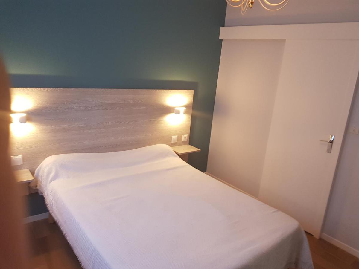 Hotel Restaurant Le Bourgneuf Morlaas エクステリア 写真