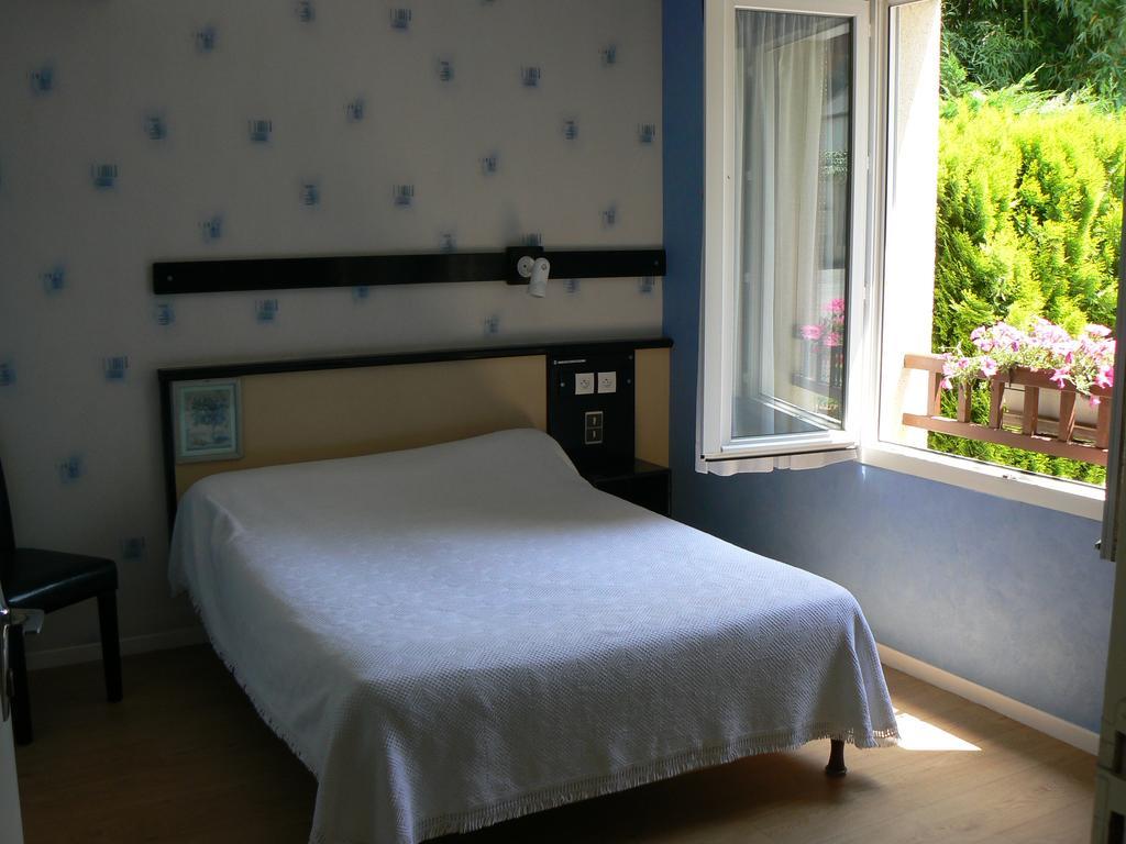 Hotel Restaurant Le Bourgneuf Morlaas エクステリア 写真